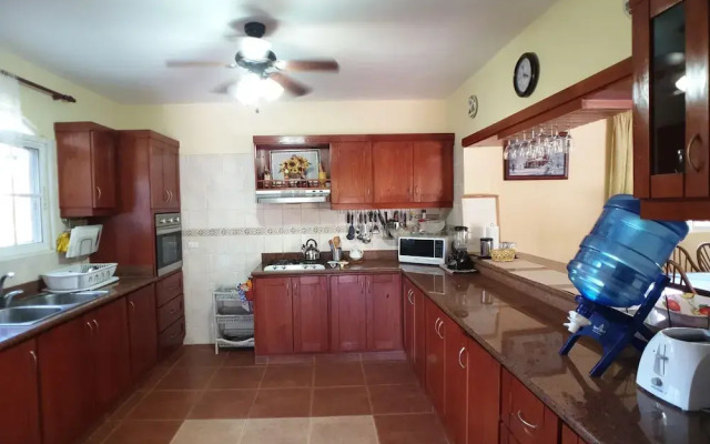 Great Privacy 3 Bedroom Villa Near the Beach