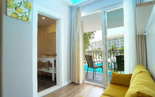 Lyra Resort & Spa
