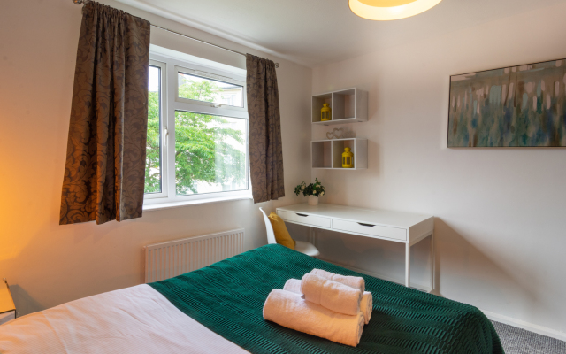 PickThePlace 3-bedroom Plymouth apartment