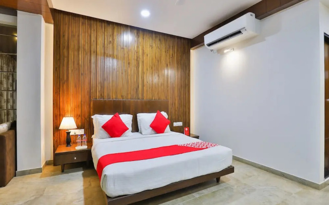 OYO 18585 Hotel Rajdhani
