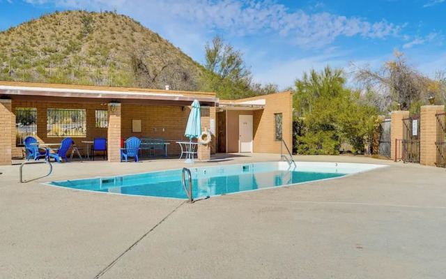 4 Mi to Downtown Tucson: Peaceful Townhome!