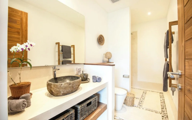 Coastal Elegance: 4BR Villa, 400m to Finns,
