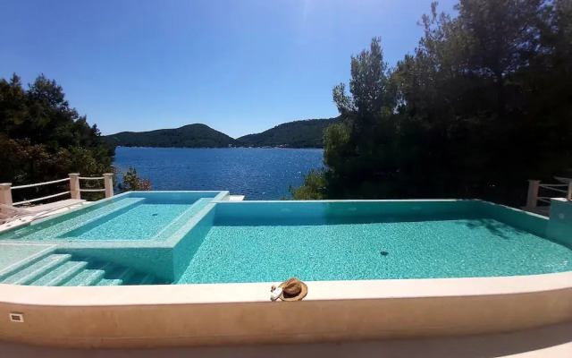 Beachfront Villa Brulupes