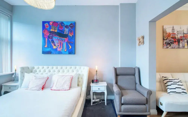 Creative & Cheerful Apartment by Avo in Sheffield