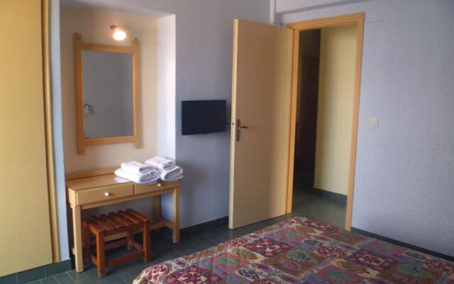 Mamouzelos Hotel Apts
