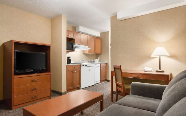 Days Inn & Suites Cochrane