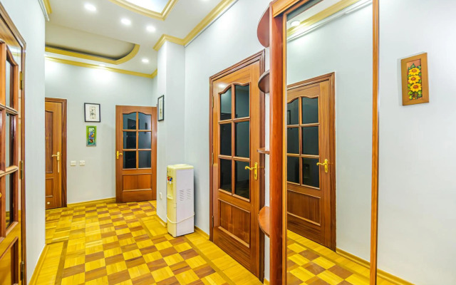 M Estate. Targovu. Nizami Street 4 room. (021).