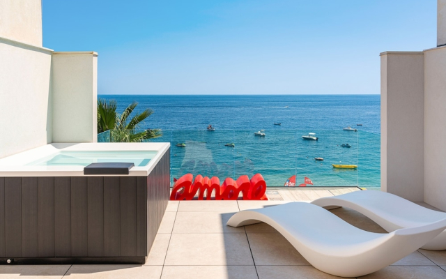 Exclusive Seafront Flat With Terrace and Jacuzzi - By Beahost Rentals