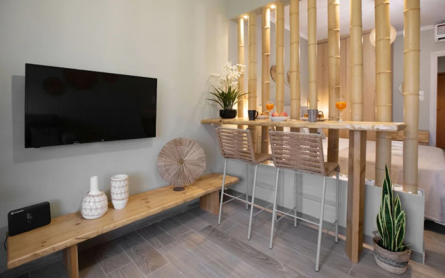 Waikiki Studio in the center by GHH