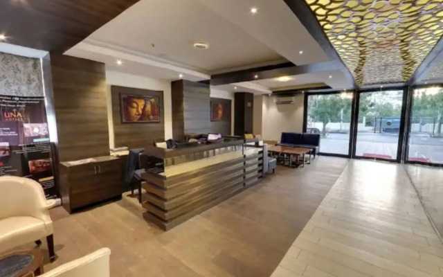 OYO 7223 Hotel Grandeur UNA Smart