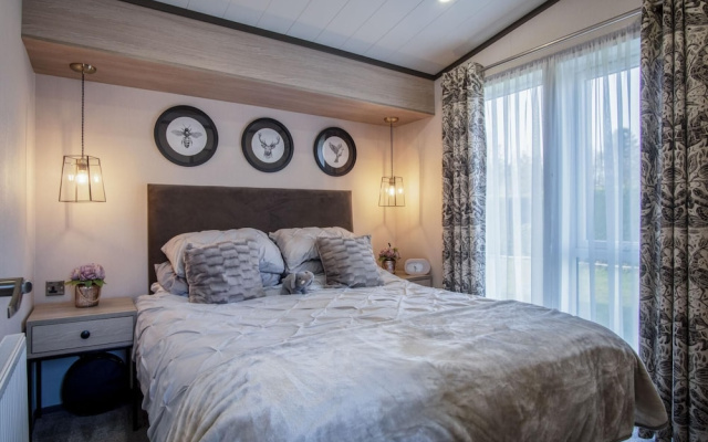 Bumblebee - 2 Bedroom Lodge - Manorbier