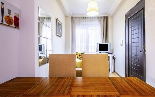Studio Flat Near Public Transportation in Sisli