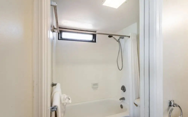 Spacious 14th Floor Corner Suite, Partial Diamond Head and Ocean Views, FREE Parking! by Koko Resort Vacation Rentals