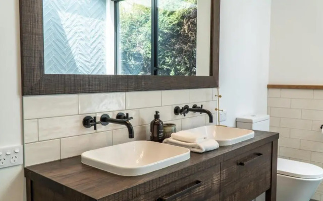 Farrant Drive - Sleeps 8 - Lake & Mountain Views - Modern & Stylish