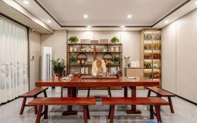 Minghuan Light Luxury Hotel (Dongguan Mayong Xinhua College)