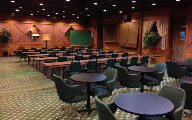 California Palms Hotel & Suites