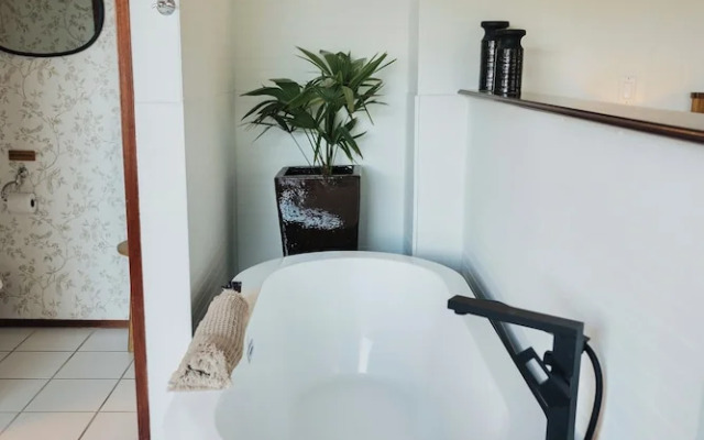 Secluded Oceanfront - Upstairs