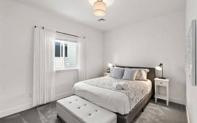 Steps From River & Old Town - Hot Tub & King Bd