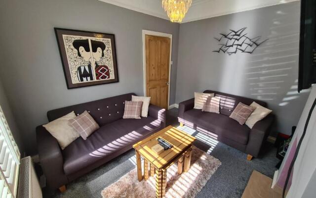 Entire 2-bedroom house with garden
