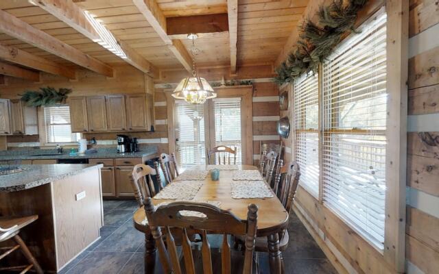 Dogwood Acre 3 Bedroom Cabin by RedAwning