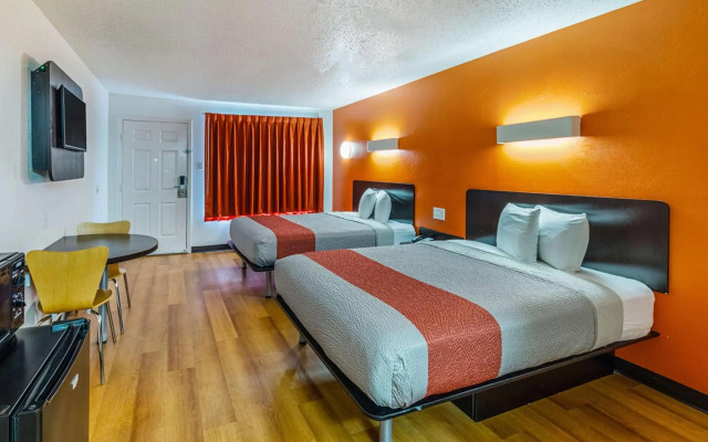 Motel 6 Waxahachie, TX