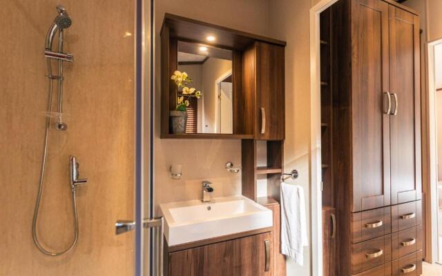 Sutton Lodge With Hot Tub