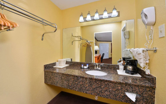 Xecutive Inn and Suites