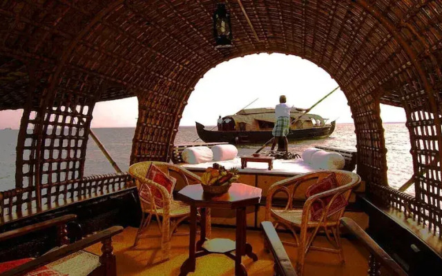 Spice Coast Cruises CGH Earth-Houseboat