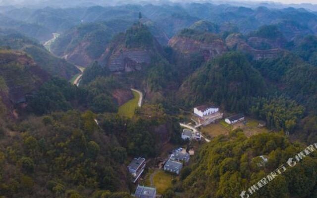 Zizai Pingjiang Wild Luxury Resort