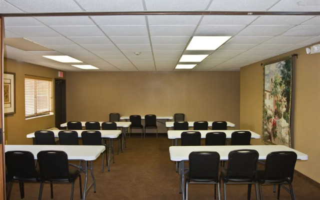 Greenlight Inn & Suites