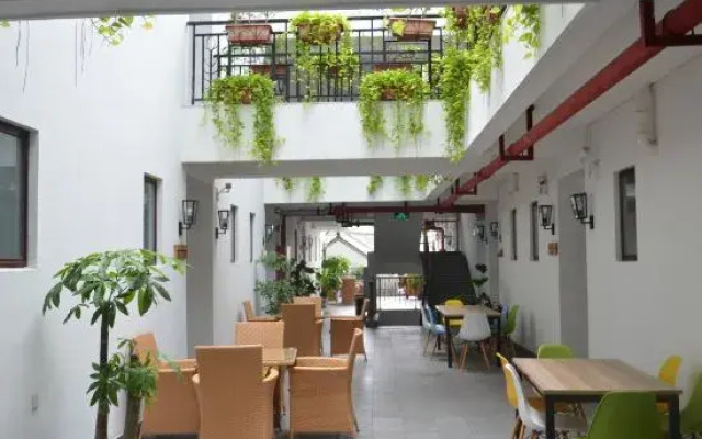 Zhenyangxia Scenic Area Theme Inn