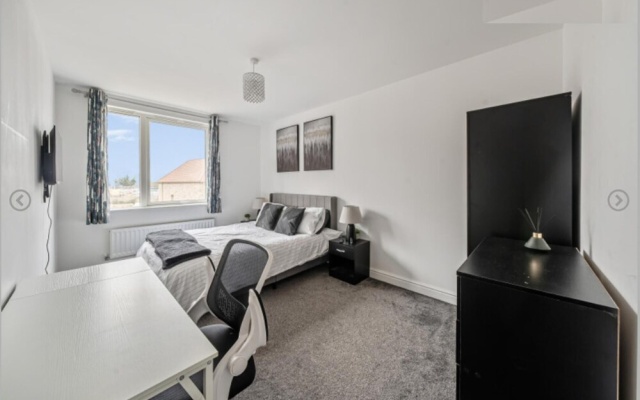 House - Sleeps 6 & Free Parking