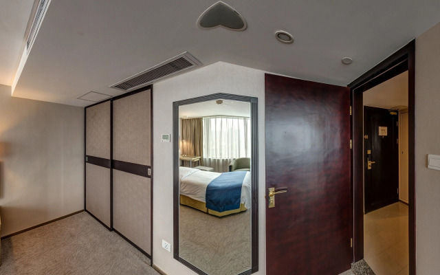 Holiday Inn Riverside Wuhan by IHG