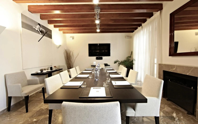 Petit Palace Hotel Tres