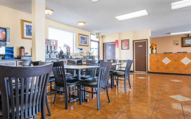 Econo Lodge Inn & Suites Macon
