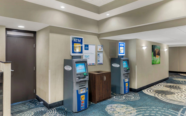 Clarion Hotel & Suites