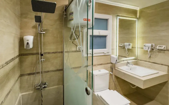 Fresh & Fabulous 2bdr - 5 min to Airport