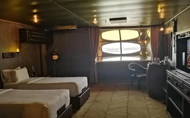 Vintage Luxury Yacht Hotel