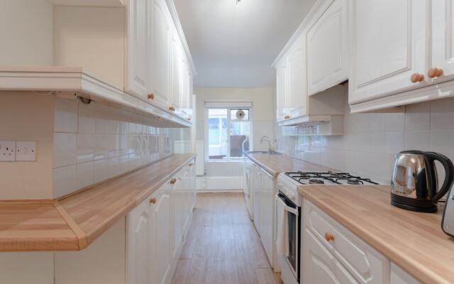 1 Bedroom Flat With Lofty Ceilings and Garden