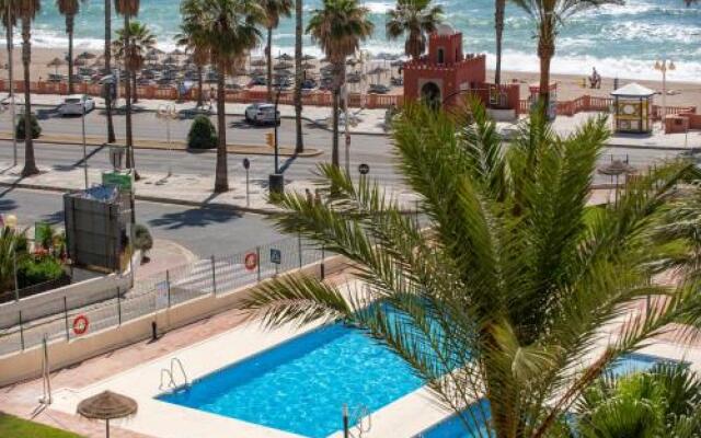 Apartamento con terraza y piscina junto a la playa