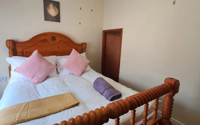 Room in Guest Room - Nice Large Room in Coventry