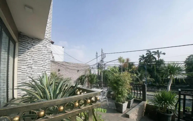 RedDoorz Plus near Green Pramuka Square Mall