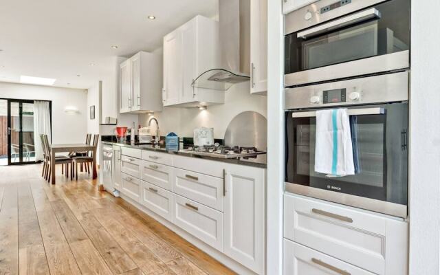 Stylish and Bright 3 Bedroom Duplex in North London