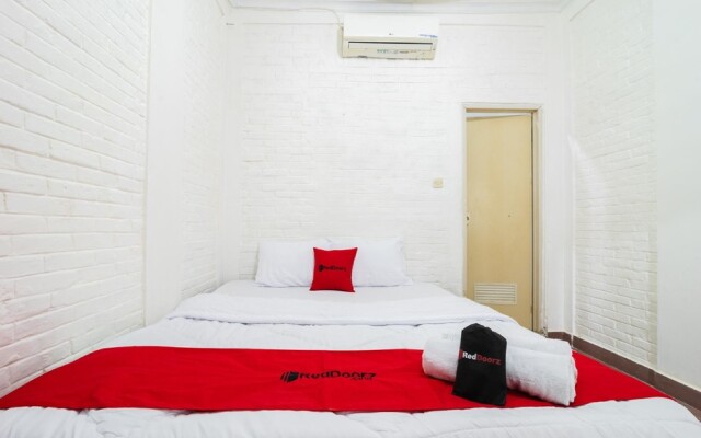 RedDoorz near Universitas Pamulang