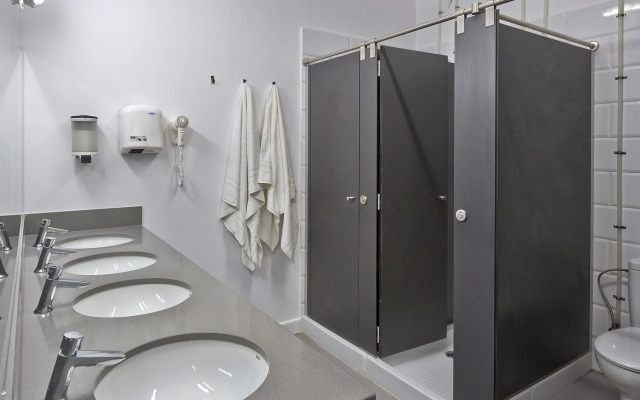 Hola Hostal Collblanc - Hostel