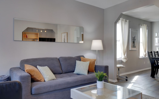 2 Mi to Downtown Minneapolis! Convenient Apt