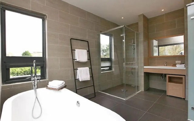 Lovely Pond Hostel