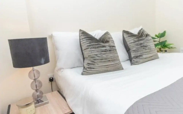 Modern Two Bedroom Apartment in Hammersmith - 203a, London