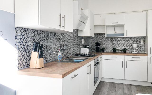 Commodious 2BR Apt. Near AKH-Perfect for Groups