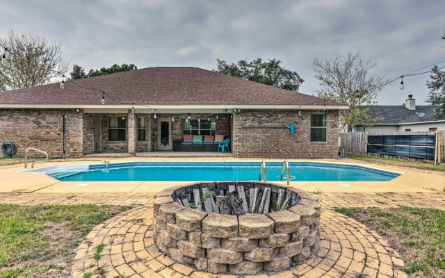 Beautiful Navarre Getaway w/ Private Pool!